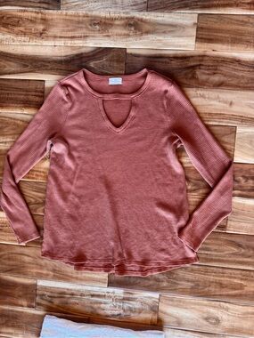 T.La Ribbed Long-Sleeve Keyhole Top in Dusty Rust